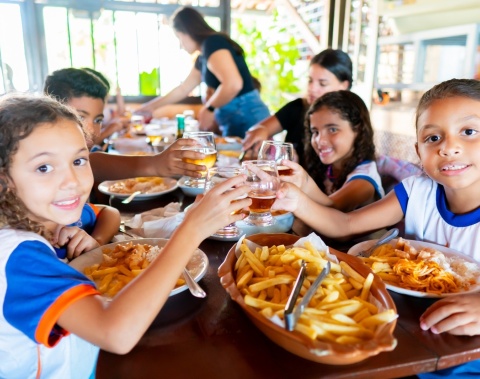 Mais de 100 estudantes da Escola Silvestre Péricles participam de ação gastronômica na Semana da Criança
