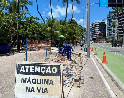 Prefeitura avança nos serviços de manutenção da infraestrutura ao longo da orla marítima de Maceió
