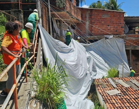 Defesa Civil de Maceió aplica mais de 17 mil m² de lonas em áreas de risco em 2026
