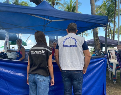 Ação educativa orienta comerciantes da Rua Aberta na orla de Maceió