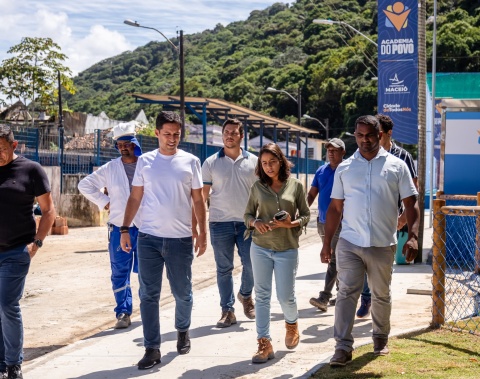Vice-prefeito e titular da Seminfra visita etapa final de obras em praças centenárias de Fernão Velho