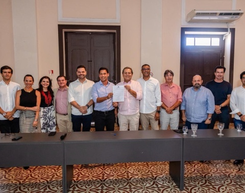 Vice-prefeito assina termo de parceria com Campanha Natal Premiado