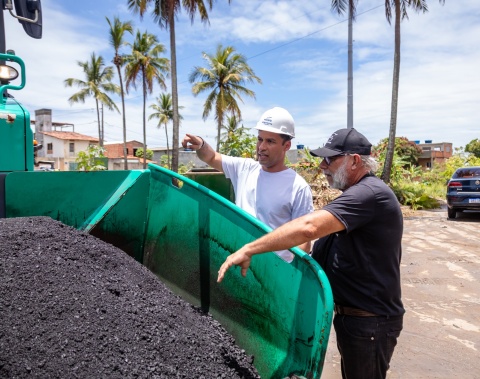Vice-prefeito e titular da Seminfra vistoria obras de pavimentação e drenagem em Riacho Doce
