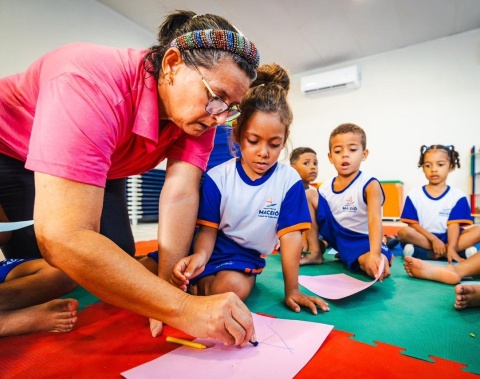 Gestão JHC amplia inclusão e garante mais 800 auxiliares de sala para estudantes da rede municipal