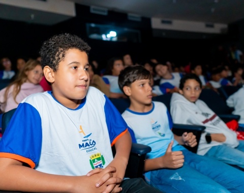 Mais de 100 estudantes da Escola Massa participam de aula de campo no Cine Arte Pajuçara