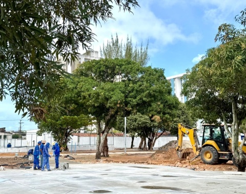 Obra de revitalização da Praça da Faculdade avança e chega a 55% de execução