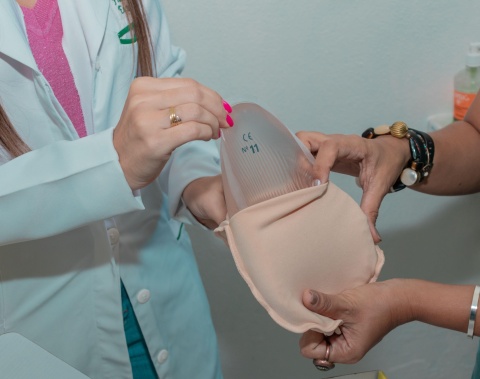 Pam Salgadinho disponibiliza prótese mamária externa para mulheres mastectomizadas