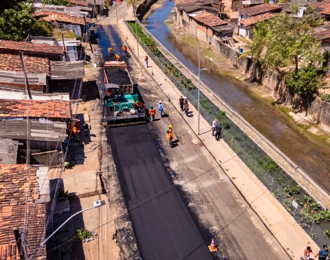 Via principal do Vale do Reginaldo recebe pavimentação