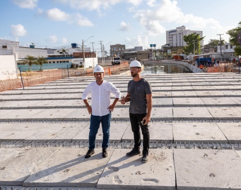 Vice-prefeito e titular da Seminfra vistoria travessia central do Riacho Salgadinho com obra 90% avançada