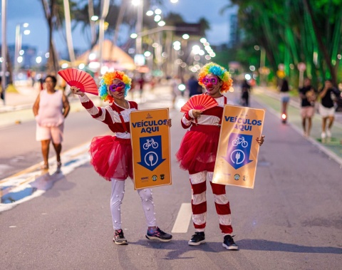 Prefeitura leva ação educativa à Orla Aberta sobre o uso de faixas na Ponta Verde