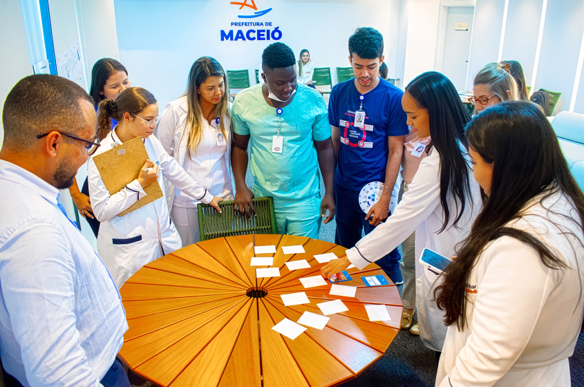 Equipe assistencial desenvolve raciocínio clínico com estudo de casos durante a capacitação promovida pelo Serviço de Cuidados com a Pele. Foto: David Silas/ Ascom Maceió Saúde Equipe assistencial desenvolve raciocínio clínico com estudo de casos durante a capacitação promovida pelo Serviço de Cuidados com a Pele. Foto: David Silas/ Ascom Maceió Saúde