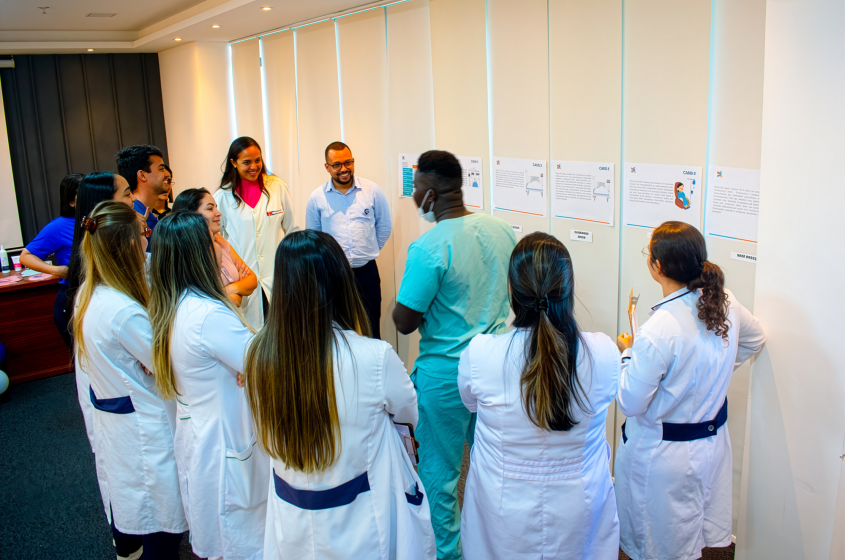 Colaboradores exploram recursos e técnicas de cuidados preventivos em atividade interativa. Foto: David Silas/ Ascom Maceió Saúde Colaboradores exploram recursos e técnicas de cuidados preventivos em atividade interativa. Foto: David Silas/ Ascom Maceió Saúde