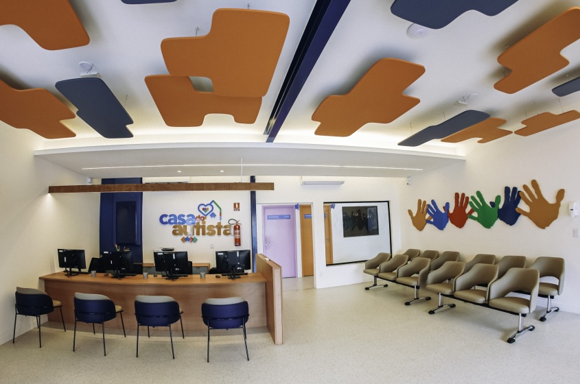 A Casa do Autista conta com médicos, psicólogos, terapeutas ocupacionais, fisioterapeutas, pedagogos, musicoterapeutas, nutricionistas, enfermeiros, assistentes sociais e educadores físicos.