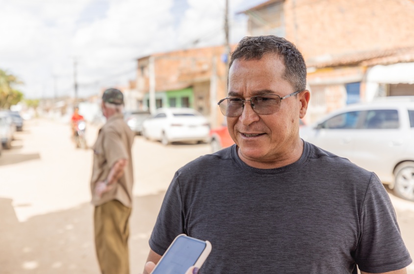 Morador comemora o avanço das obras. Foto: Edvan Ferreira / Secom Maceió.