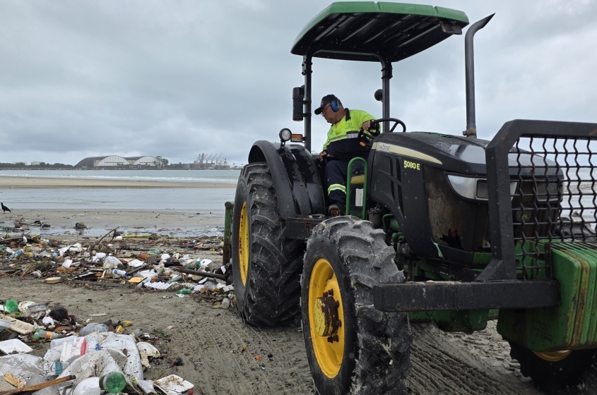 Limpeza na Praia da Avenida, onde deságua o Riacho Salgadinho que, ao longo do seu curso, arrasta entulhos descartados pela população. Foto: Beto Macário/Secom Maceió