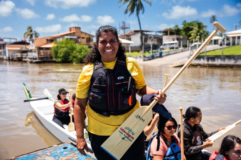 Daniele Dantas explica que Paradragon, adaptação do Dragon Boat, celebra diversidade e promove inclusão. Foto: Edivaldo Florêncio / Ascom Semed