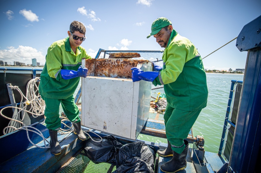 Móveis inservíveis, carcaças de eletrodomésticos e outros descartes irregulares são retirados pelos Ecoboats. Foto: Secom Maceió