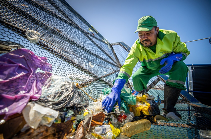 Sacos plásticos, garrafas pet e outros poluentes contribuem para a degradação da lagoa. Foto: Secom Maceió