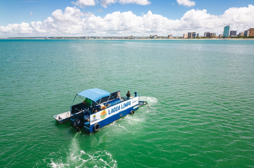 Ecoboat auxilia na limpeza das orlas lagunar e marítima. Foto: Jonathan Lins/ Secom Maceió