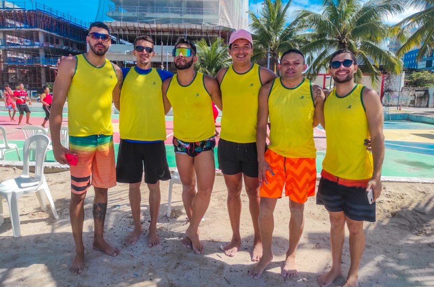 Lucas Fizola (o segundo da direita à esquerda) junto dos amigos de volêi homossexuais na Orla de Pajuçara. Foto: Émile Valões / Ascom Semtel