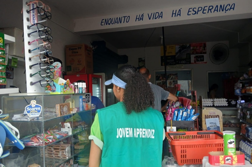 Visitas orientam sobre coleta seletiva. Foto: Tháchyna Lorena (estagiária)/ Ascom Alurb