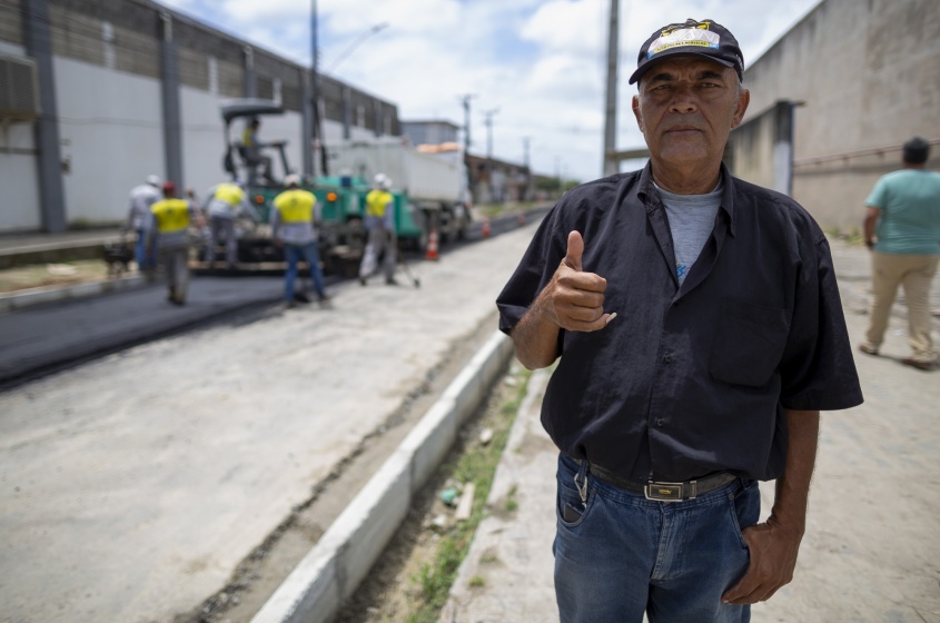 Morador José da Silva revela que pavimentação é sonho realizado. Foto: Alisson Frazão/Secom Maceió