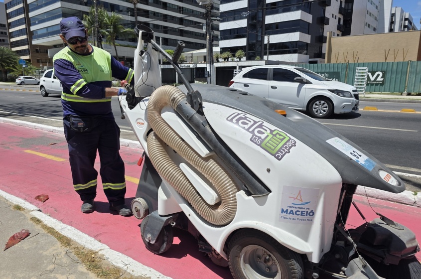 Varredura elétrica atua na limpeza de diversas superfícies. Foto: Beto Macário/ Secom Maceió
