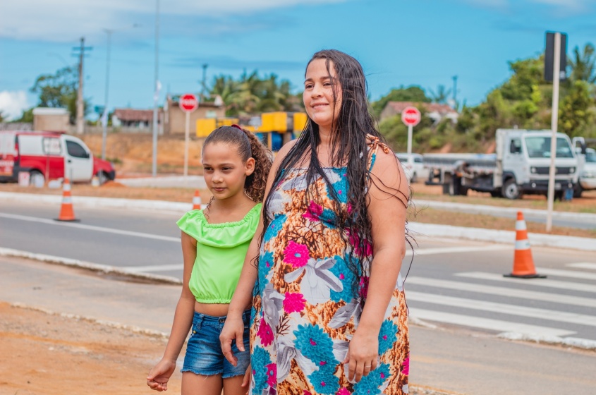 Para Josiane, a entrega da via irá proporcionar maior segurança para a região. Foto: Ascom SMTT