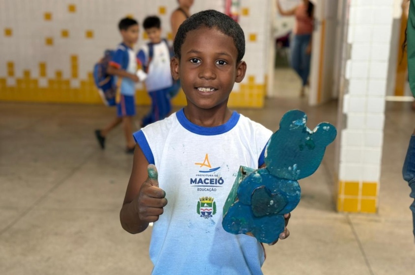Yan, 8 anos, ficoy feliz em aprender sobre as árvores. Foto: Walisson Vieira/Ascom Alurb