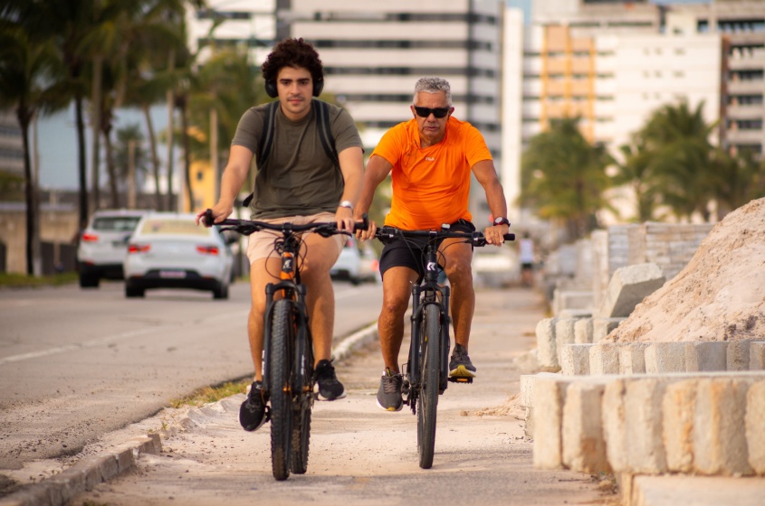 Ciclistas comemoram as obras de infraestrutura na região. Foto: Alisson Frazão/Secom Maceió
