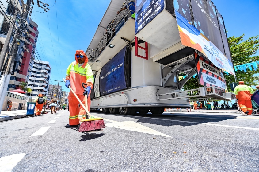 Agilidade marca trabalho dos garis. Foto: Maivan Fernandes/Secom Maceió