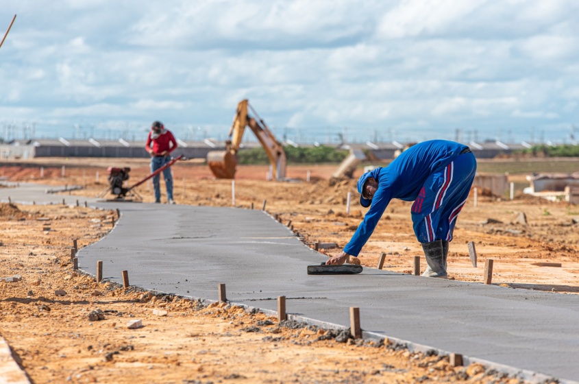 Operários atuam na construção da ciclovia. Foto: Célio Júnior/Secom Maceió