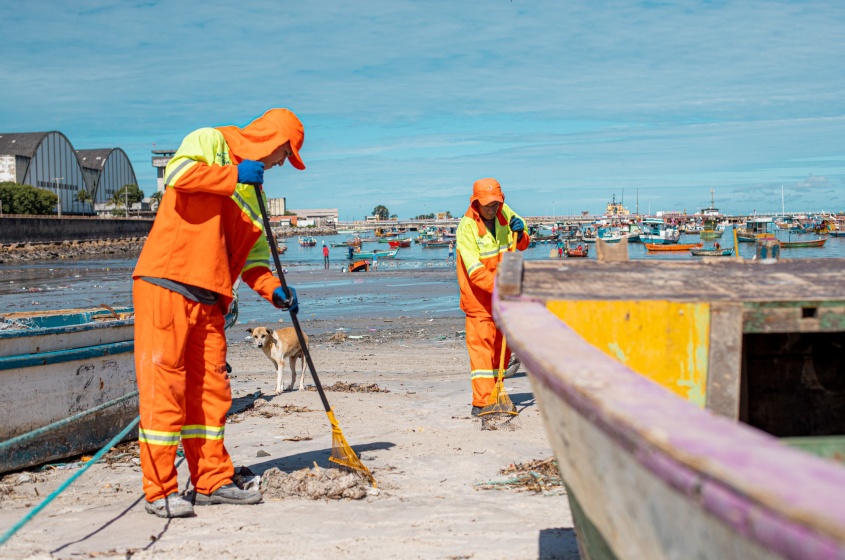 Diariamente, garis realizam o trabalho de varrição e retirada de entulhos descartados de forma irregular na faixa de areia. Foto: Célio Junior/Secom Maceió