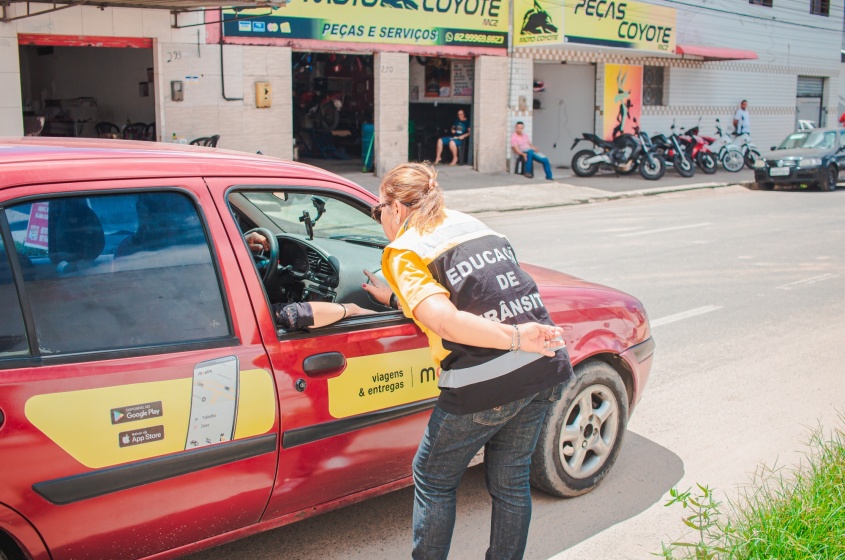 Equipes abordaram pedestres, motoristas e comerciantes. Foto: Evinho Silva/Ascom SMTT