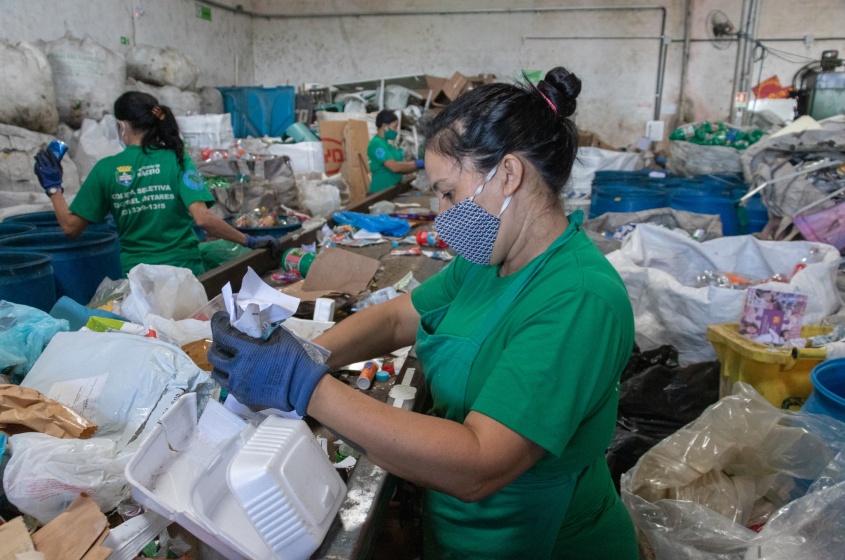 Trabalho realizado tiram das ruas diversos materiais. Foto: Ascom ALURB