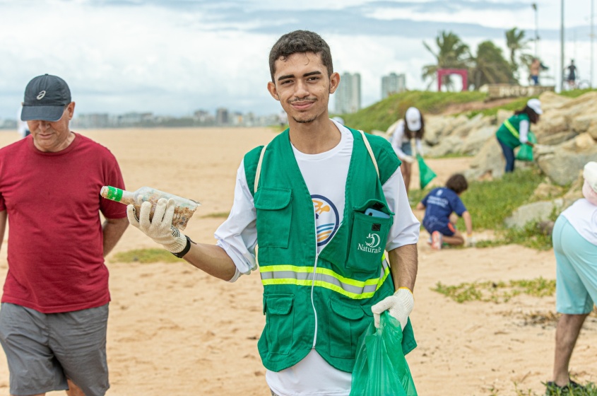 Além de plástico, muitos vidros foram encontrados na praia. Foto: Célio Junior/Secom Maceió
