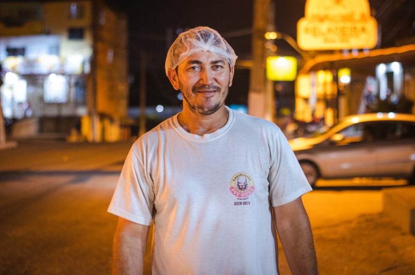 Comerciante no bairro, Edson Alves, se diz muito satisfeito com a iluminação. Foto: Matheus Alves/Ascom Sima