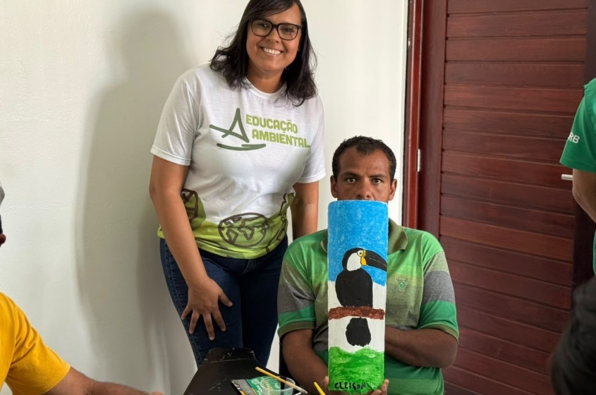 Oficina transforma telhas antigas em objetos de decoração. Foto: Walisson Vieira/ Ascom Alurb