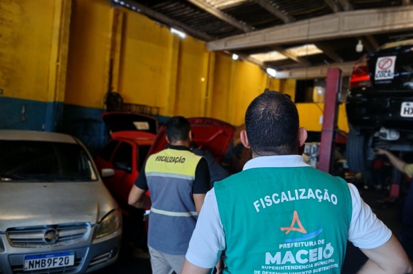 Comerciantes e funcionários de oficinas de automóveis também foram orientados. Foto: Tháchyna Lorena (estagiária)/ Ascom Alurb