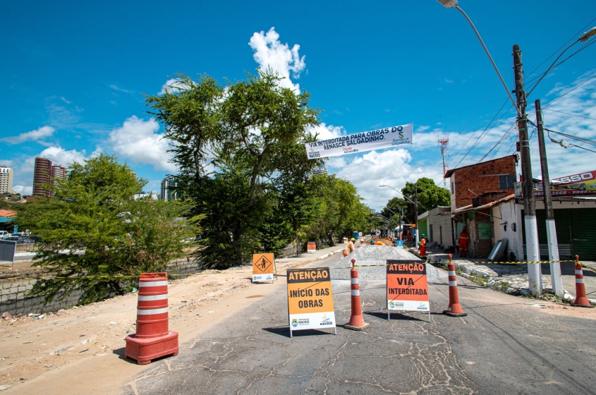 Avenida conta com sinalização da obra. Foto Célio Júnior/Secom Maceió.