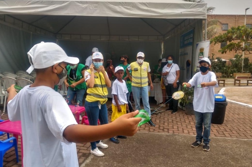 Crianças brincam com artigos sustentáveis. Foto: Secom Maceió