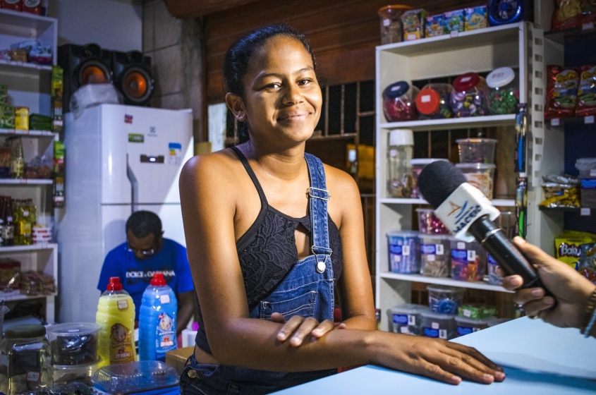 Comerciante, Mayara Cristina, aprovou realização do mutirão da Sima. Foto: Matheus Alves/Ascom Sima
