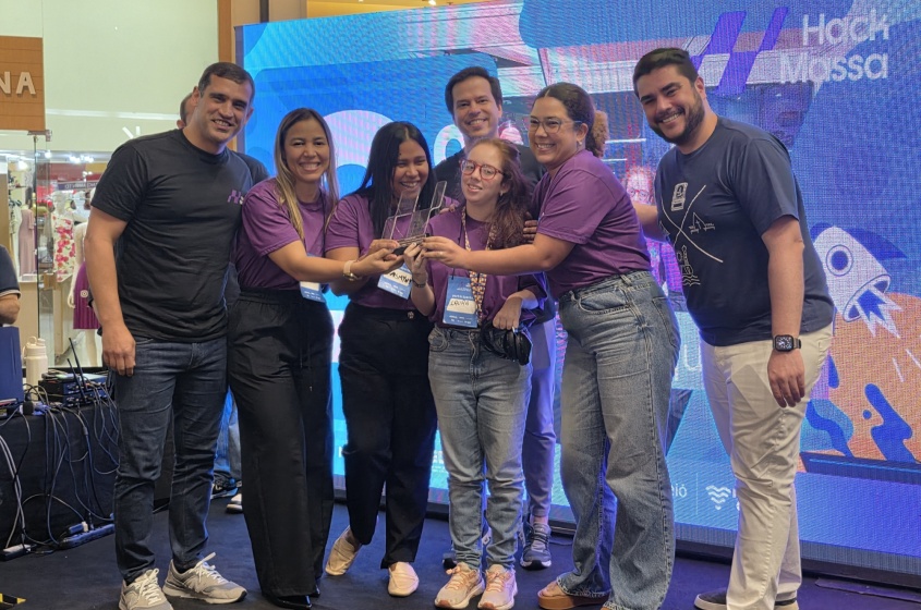 De roxo, da esquerda para a direita, as integrantes da Equipe 6: Raphela Costa, Yasmyny Moura, Laura Simões e Raíssa França. Foto: Beto Macário