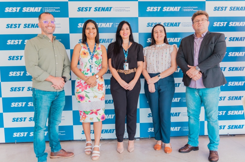 André Costa, superintendente da SMTT; Yanna Crysley, coordenadora de Desenvolvimento Profissional; Daniele Tenório, diretora do Sest-Senat Maceió; Joycilene Amorim, coordenadora de Promoção Social; e Assis Constantino, superintendente adjunto da SMTT. Foto: Joyce Juliana / Ascom SMTT
