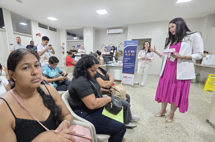 Camila Porcíucula, diretora-presidente do Maceió Saúde, conversa com mulheres no Hospital da Cidade. Foto: Beto Macário/Secom Maceió