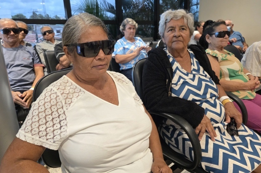 Marlene Alves da Silva e Ana Cristina da Silva, moradoras do povoado Rosadinho, comemoram a oportunidade de voltar a enxergar melhor após cirurgia de catarata realizada em Maceió. Foto: Beto Macário/Secom Maceió
