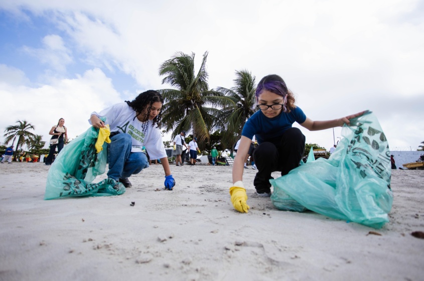 Dia Mundial de Limpeza de Praias conta com coleta de resíduos feita por voluntários. Foto: Ascom Alurb