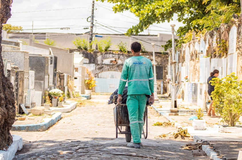 Programação de limpeza de cemitérios é diária. Foto: Crystália Tavares/ Ascom Alurb
