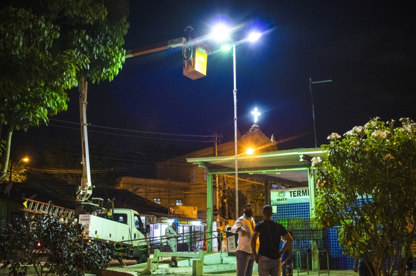 Praça São José teve a iluminação revisada por técnicos da Sima. Foto: Matheus Alves/Ascom Sima