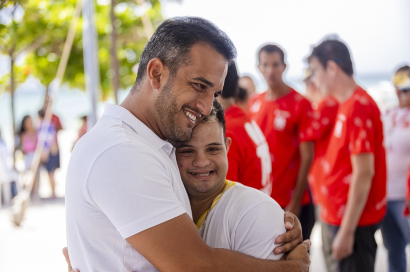 Secretário municipal de Esporte, Thales Novaes, homenageia instituições que trabalham com adolescentes e adultos com Síndrome de Down. Foto: Felipe Sóstenes/Secom Maceió